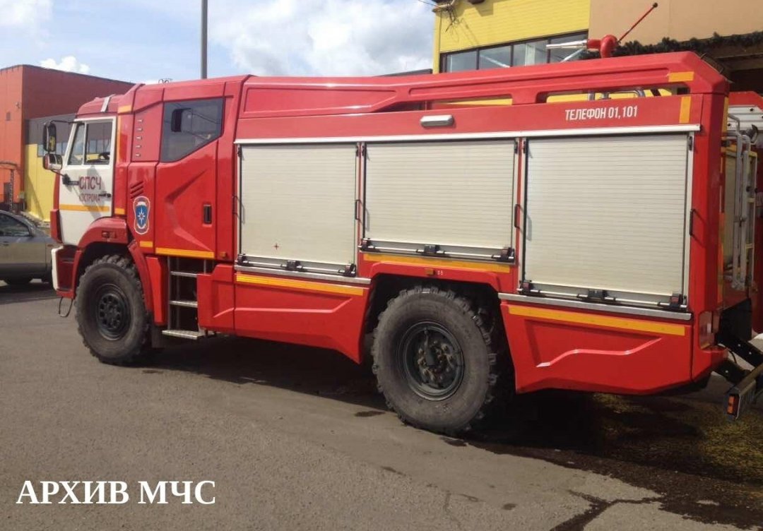 Подразделения пожарно-спасательного гарнизона приняли участие в ликвидации последствий ДТП в Красносельском районе