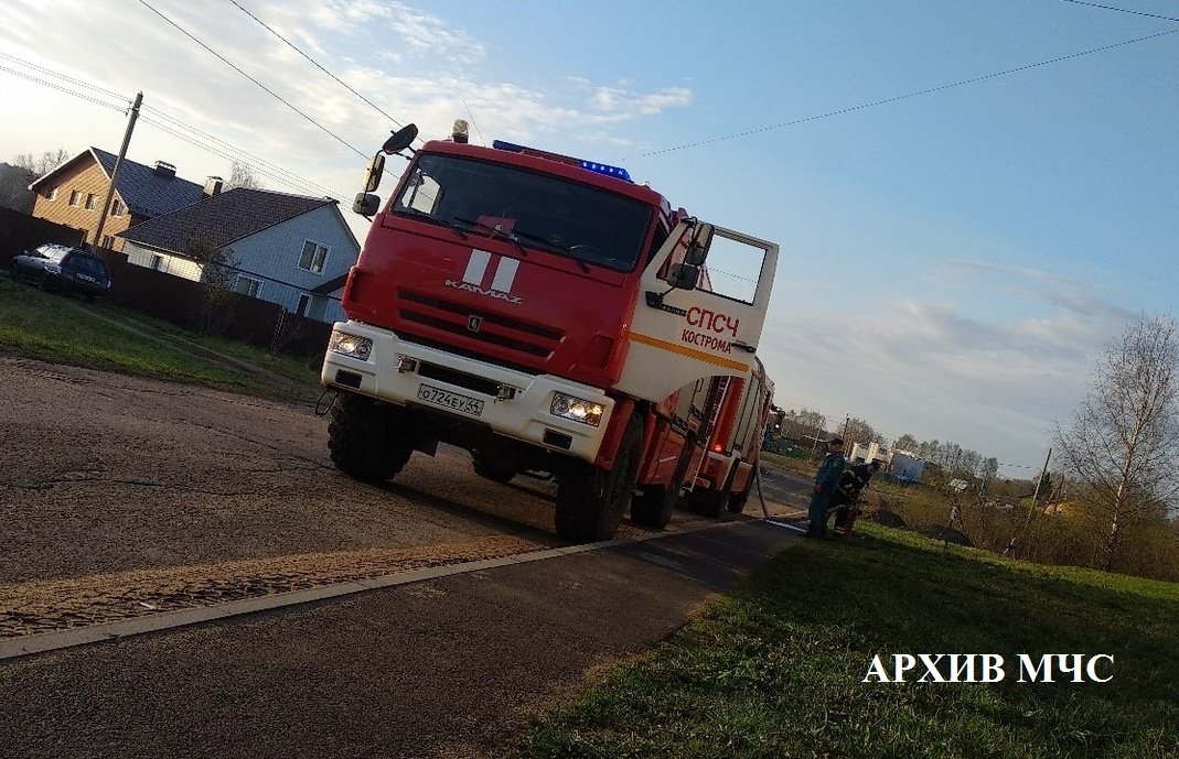 Подразделения пожарно-спасательного гарнизона приняли участие в ликвидации последствий ДТП в Красносельском районе